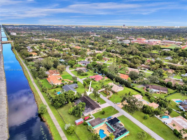 11860 Tara Dr, Plantation FL 33325