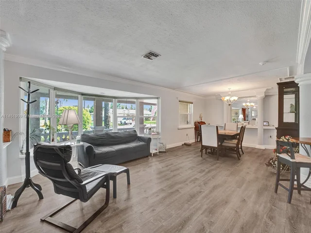 11860 Tara Dr, Plantation FL 33325