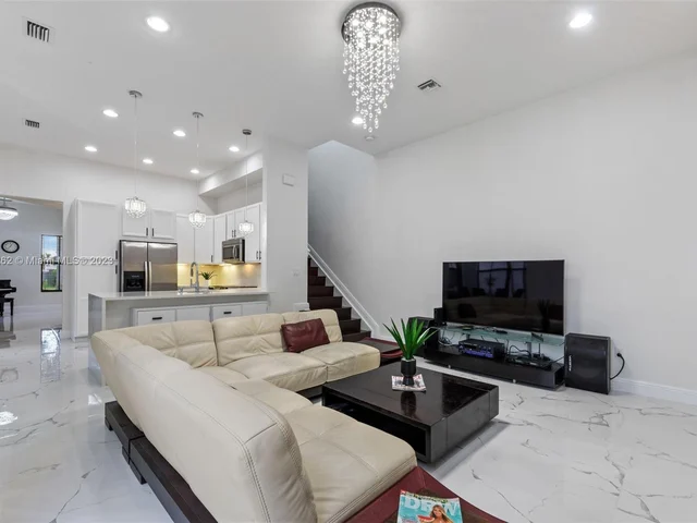 8352 NW 39th Ct, Cooper City FL 33024