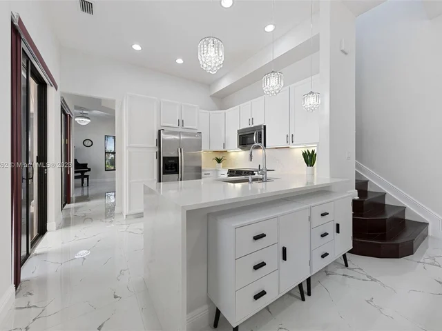 8352 NW 39th Ct, Cooper City FL 33024