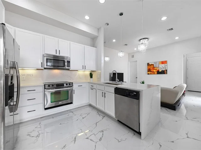 8352 NW 39th Ct, Cooper City FL 33024