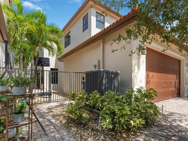 8352 NW 39th Ct, Cooper City FL 33024