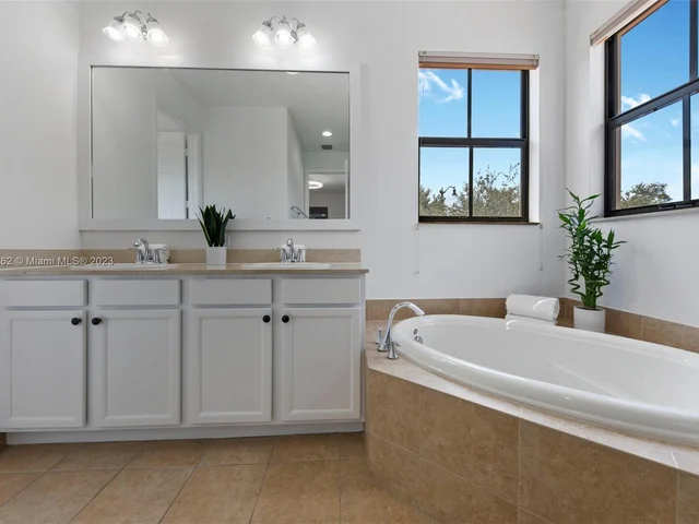 8352 NW 39th Ct, Cooper City FL 33024