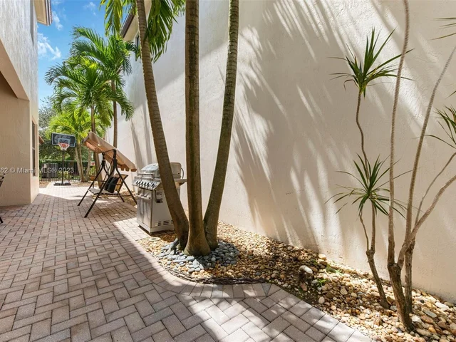 8352 NW 39th Ct, Cooper City FL 33024