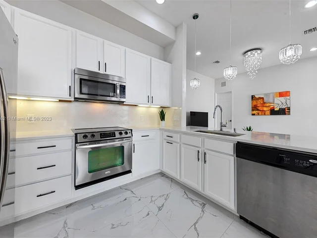 8352 NW 39th Ct, Cooper City FL 33024