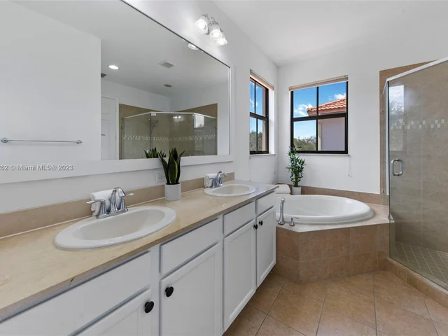 8352 NW 39th Ct, Cooper City FL 33024