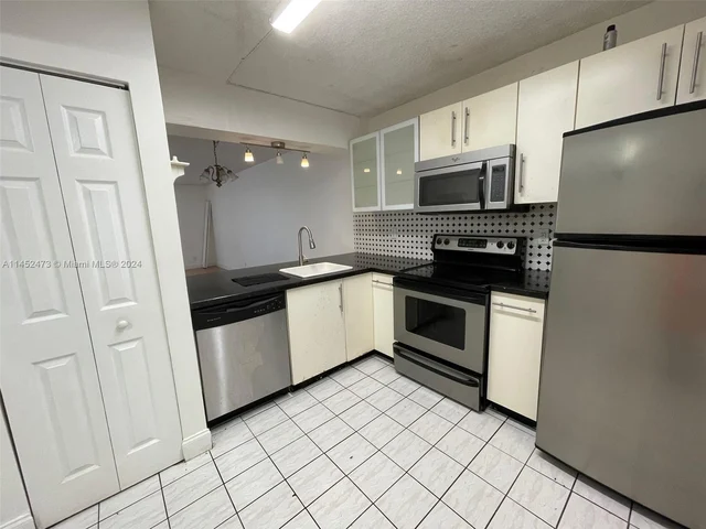 10501 W Broward Blvd # 303, Plantation FL 33324