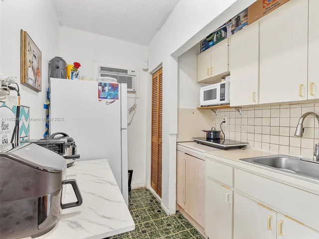 7940 SW 21st St, Miami FL 33155