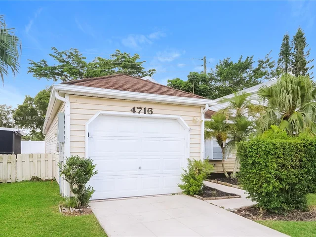 4716 Lakeside Cir # 0, West Palm Beach FL 33417