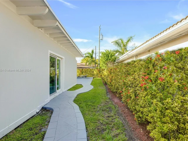 905 Fairway Dr, Miami Beach FL 33141