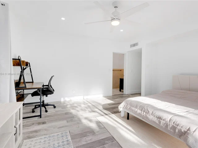 905 Fairway Dr, Miami Beach FL 33141