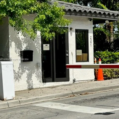 905 Fairway Dr, Miami Beach FL 33141