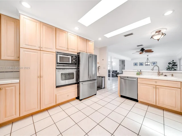73 Fiesta Way, Fort Lauderdale FL 33301