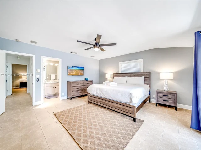 73 Fiesta Way, Fort Lauderdale FL 33301