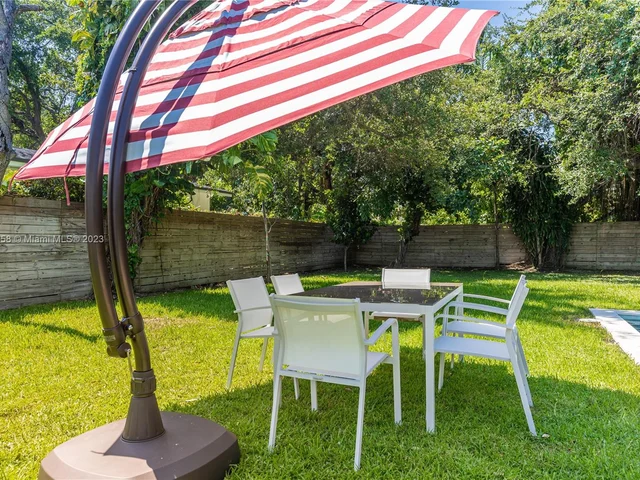 15 NW 52nd St, Miami FL 33127