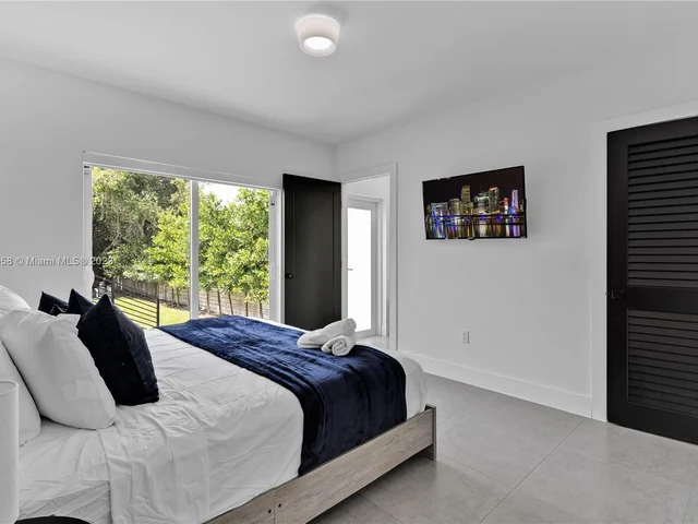 15 NW 52nd St, Miami FL 33127