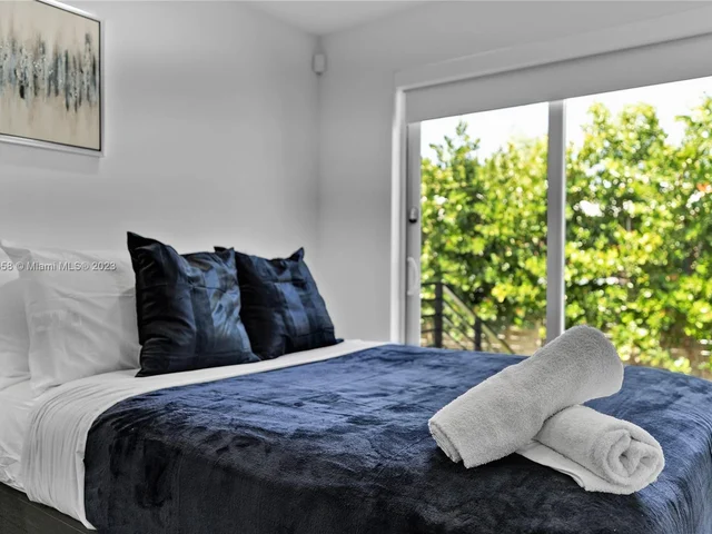 15 NW 52nd St, Miami FL 33127