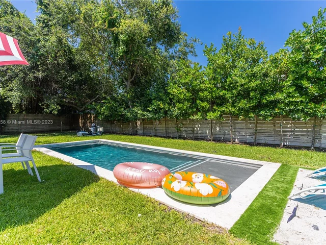 15 NW 52nd St, Miami FL 33127