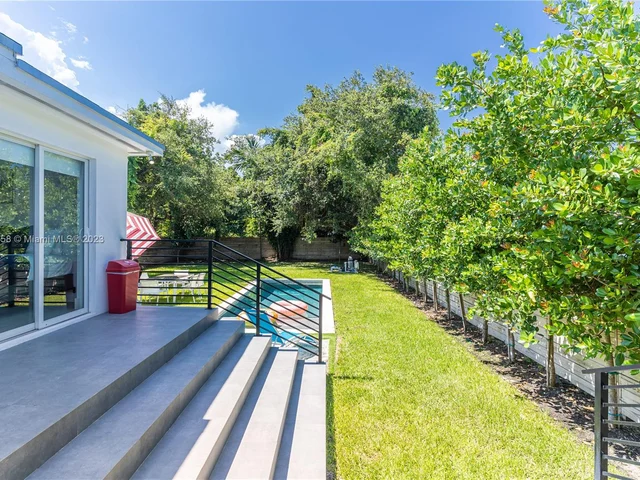 15 NW 52nd St, Miami FL 33127