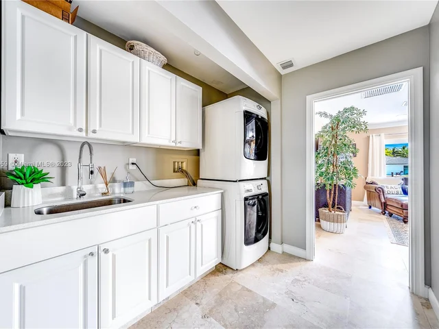 41 Castle Harbor Is, Fort Lauderdale FL 33308