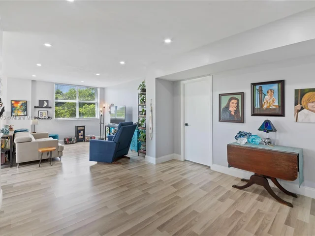 11111 Biscayne Blvd, Miami FL 33181