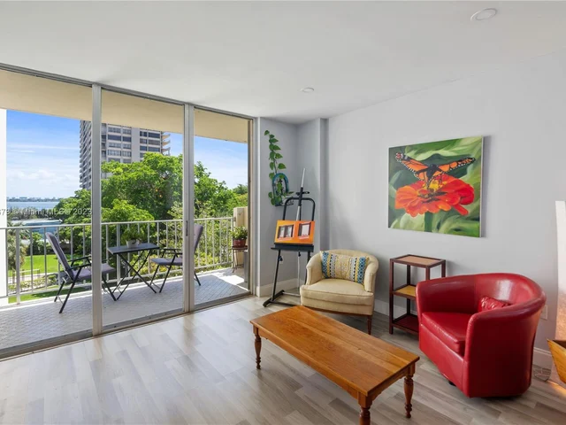 11111 Biscayne Blvd, Miami FL 33181