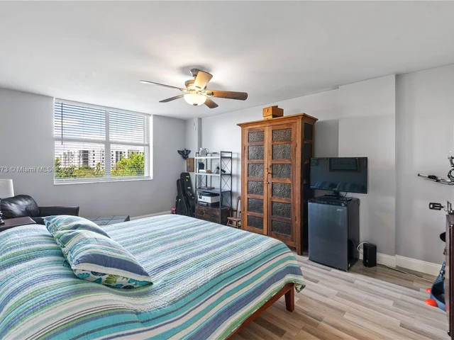 11111 Biscayne Blvd, Miami FL 33181