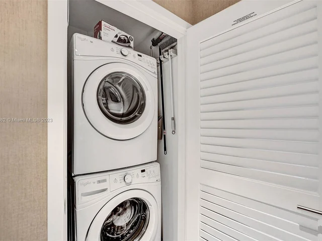 88 SW 7th St # 1408, Miami FL 33130