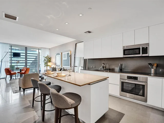 88 SW 7th St # 1408, Miami FL 33130