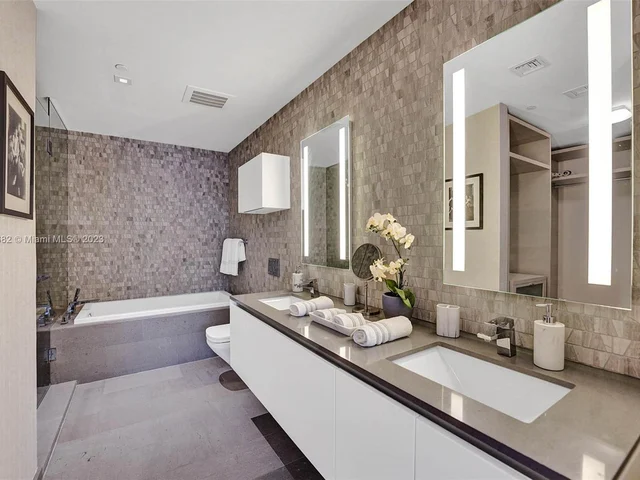 88 SW 7th St # 1408, Miami FL 33130