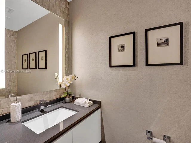 88 SW 7th St # 1408, Miami FL 33130