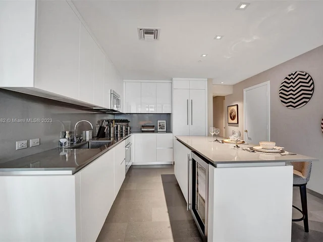 88 SW 7th St # 1408, Miami FL 33130