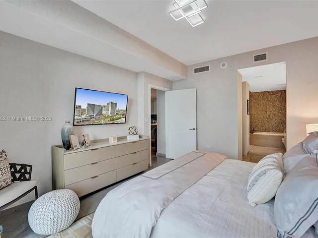 88 SW 7th St # 1408, Miami FL 33130