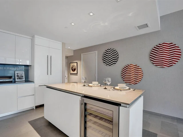 88 SW 7th St # 1408, Miami FL 33130