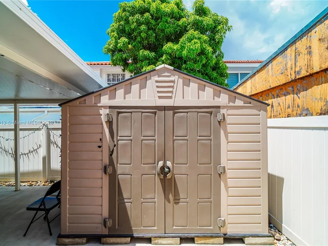 8849 NW 108th St, Hialeah Gardens FL 33018