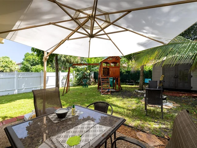 10600 La Placida Dr, Coral Springs FL 33065