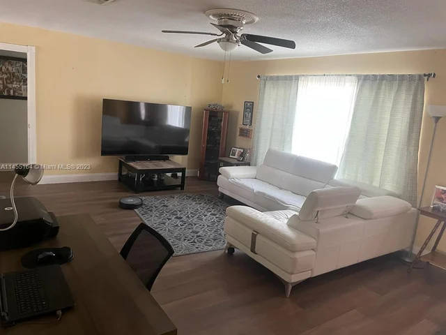 1525 NW 70th Ln, Margate FL 33063