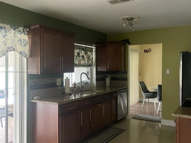 1525 NW 70th Ln, Margate FL 33063