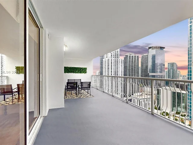 1200 Brickell Bay Dr # 3814, Miami FL 33131