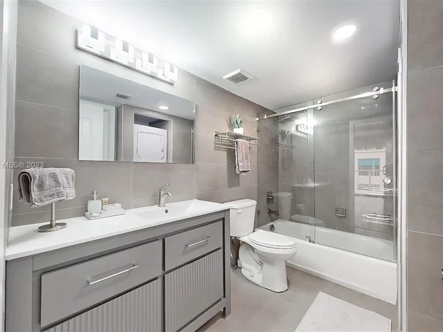 1200 Brickell Bay Dr # 3814, Miami FL 33131