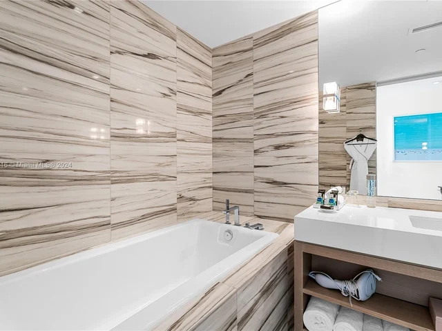 2201 Collins Ave # 1429, Miami Beach FL 33139