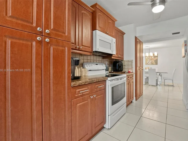 6921 Cypress Rd # A20, Plantation FL 33317