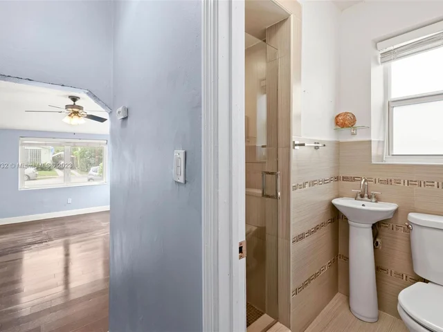 427 W 43rd St, Miami Beach FL 33140