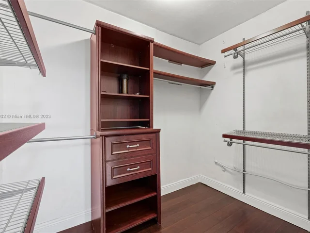 427 W 43rd St, Miami Beach FL 33140