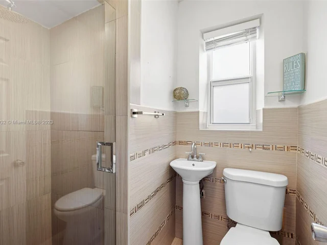 427 W 43rd St, Miami Beach FL 33140