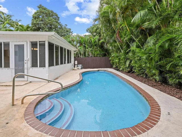 427 W 43rd St, Miami Beach FL 33140