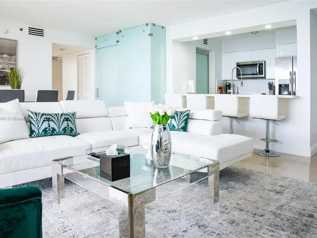 1200 Brickell Bay Dr # 3701, Miami FL 33131