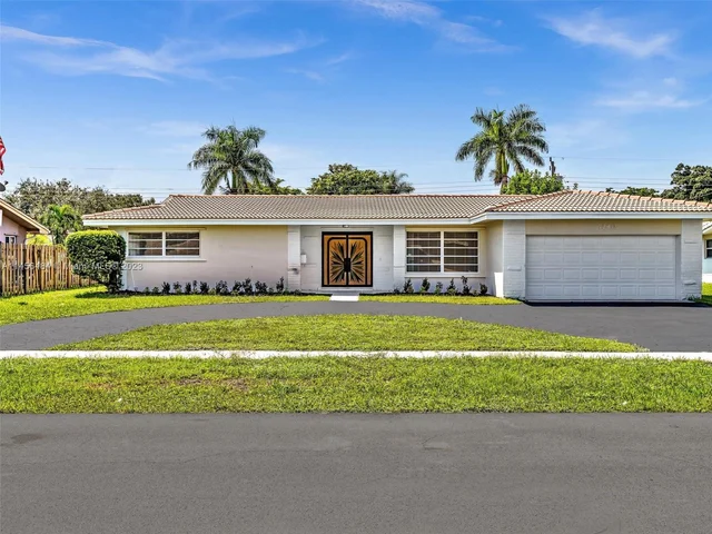 7240 NW 10th Pl, Plantation FL 33313
