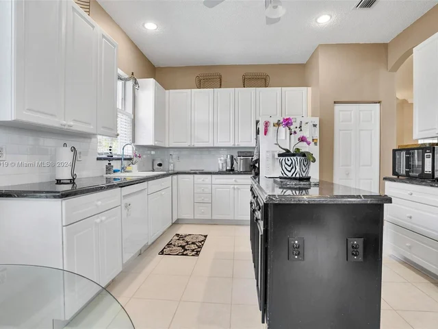 6569 Jog Estates Ln, Boynton Beach FL 33437