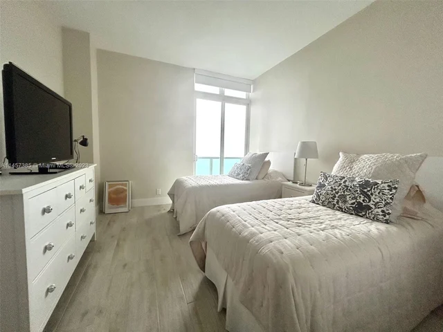 100 Bayview Dr, Sunny Isles Beach FL 33160